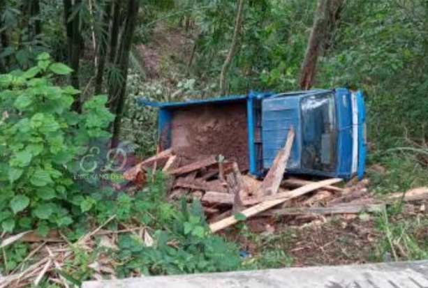 Truk Masuk Jurang di...