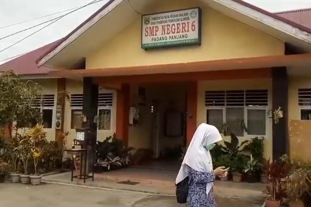 Mengintip SMP 6 Rachel,...