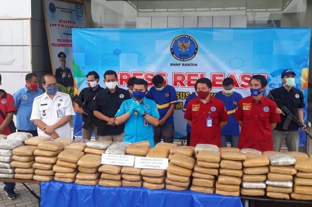 Diangkut Truk Buah,...
