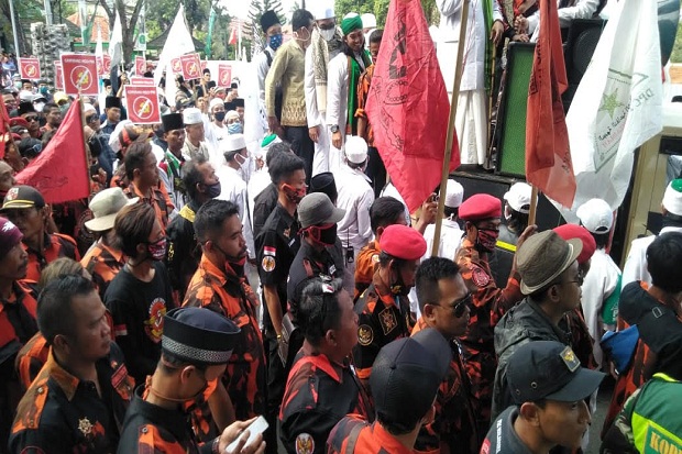 Unjuk Rasa di DPRD Majalengka,...