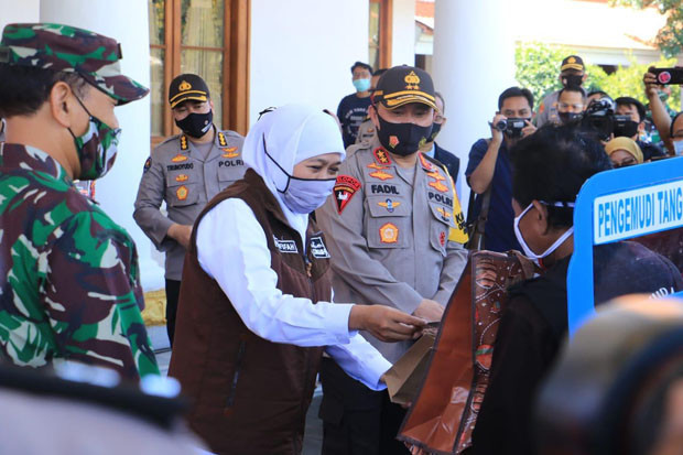 Khofifah Ajak Ojol Sosialisasikan...