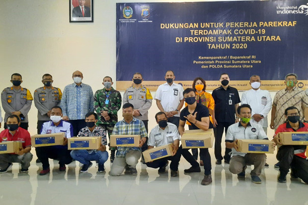 Kemenparekraf Serahkan...