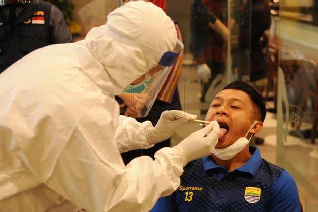 Jalani Tes Swab, Bow...