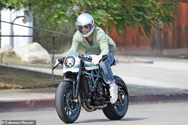 Brad Pitt Tepergok Kunjungi...