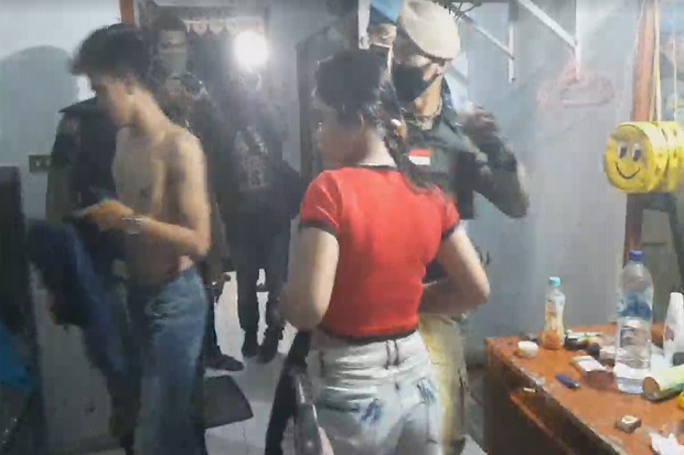 2 Wanita Kedapatan Pesta...