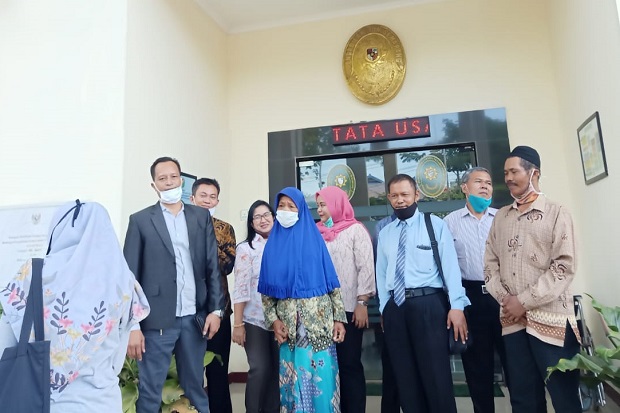 Kebingungan Nenek Buta...