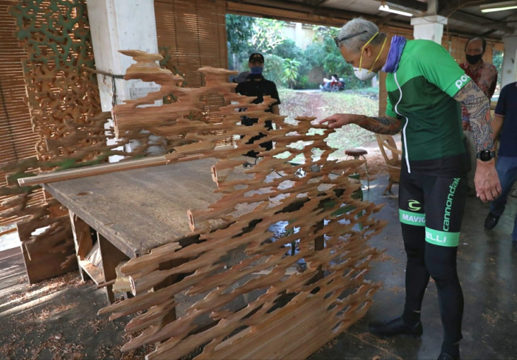 Hebat, Pabrik Furnitur...