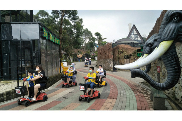 Wisatawan Luar Boleh...