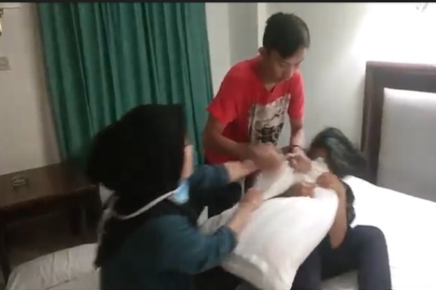 Asyik Bercinta dengan...