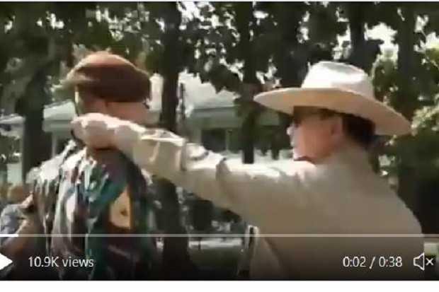 Prabowo Rapikan Kerah...