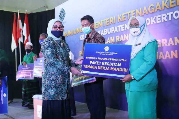 Kemnaker Salurkan Bantuan...