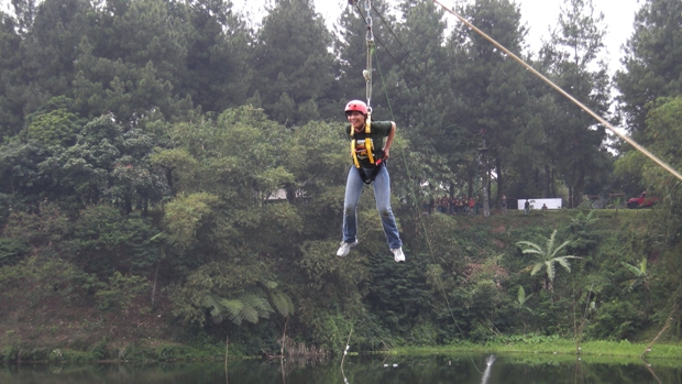 Menyebrangi Danau Lido...
