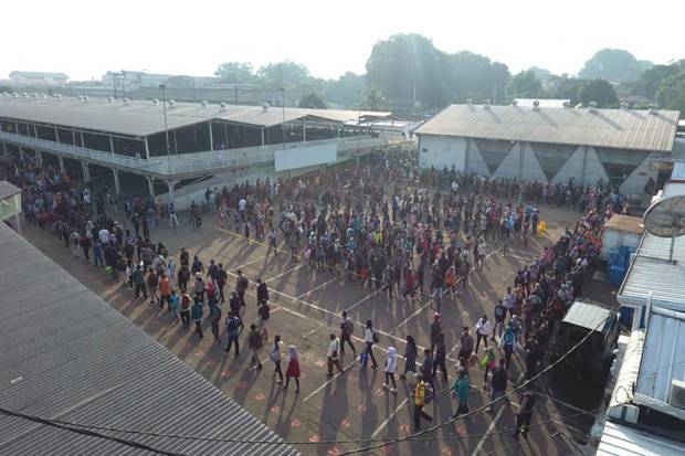 Pengguna Commuter Line!...