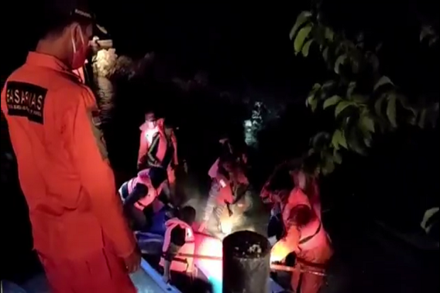 Dihantam Ombak, Perahu...