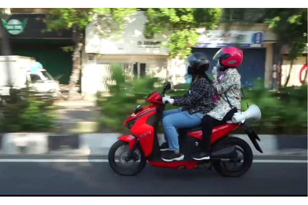Keliling Pakai Motor,...