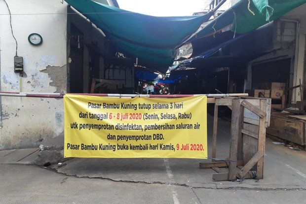 Dua Pedagang Pasar Bambu...