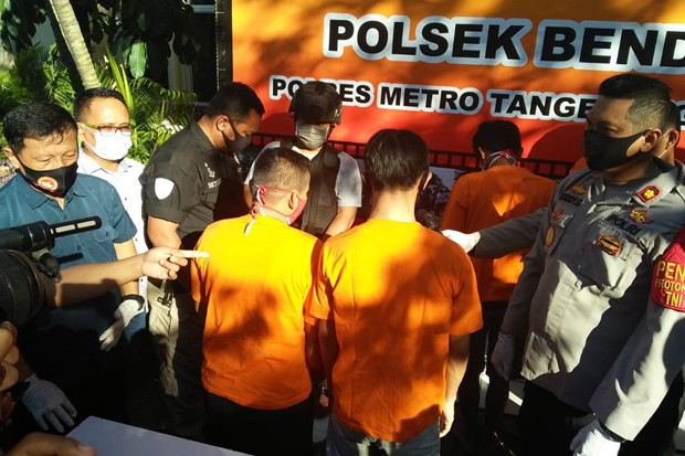 Gunakan Crane dan Truk,...