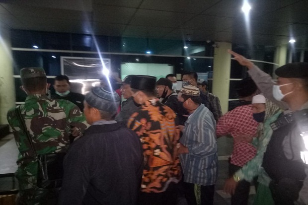Warga Lombok Barat Ambil...