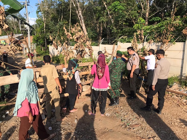 Warga Buka Portal, PT...