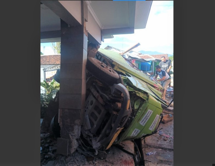 Sopir Hilang Kendali,...