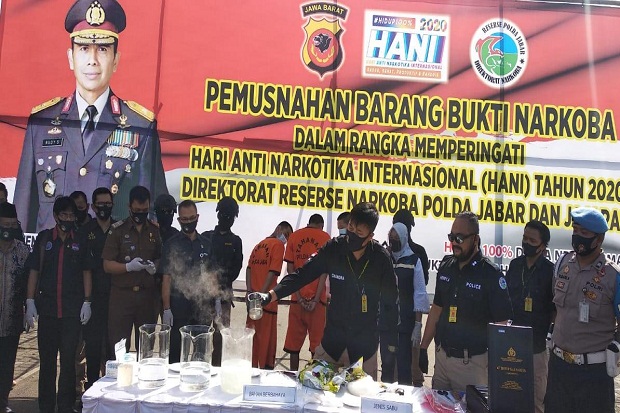 Pengedar Narkoba Pakai...