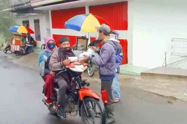 Suku Tengger Rayakan...
