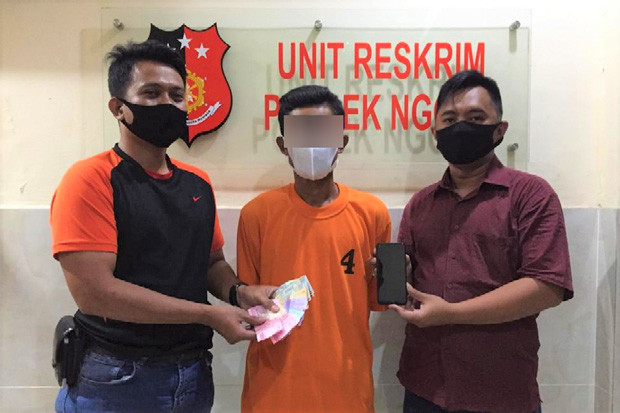Kepergok Pemilik Rumah,...