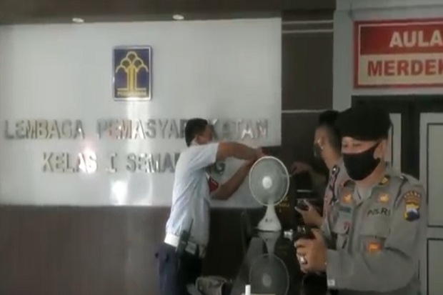 Oknum Jaksa Selundupkan...