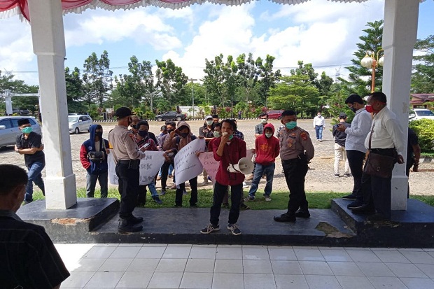 Tuntut Bantuan, Mahasiswa...