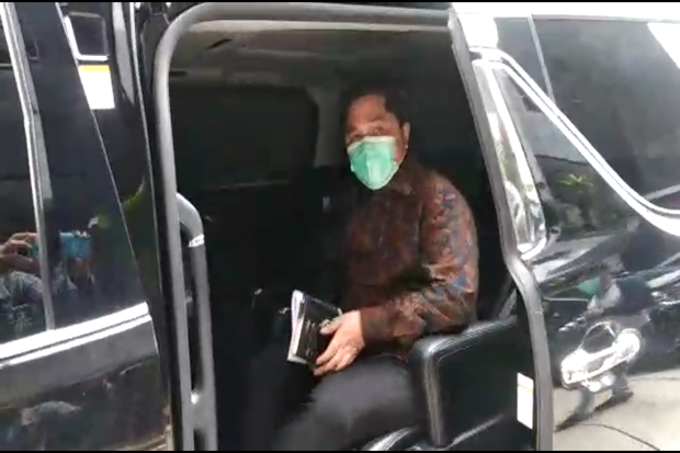 Datang lewat Pintu Belakang,...