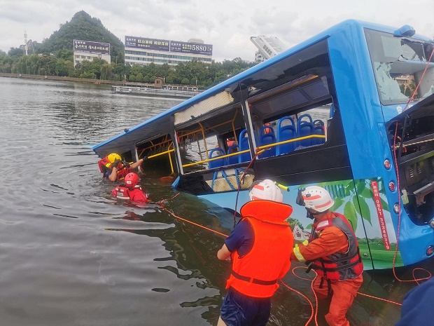 Bus Tercebur di Waduk...