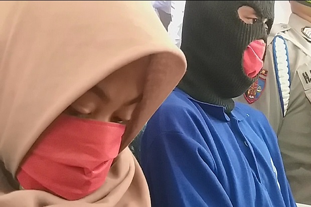 Tak Puas dengan Istri...