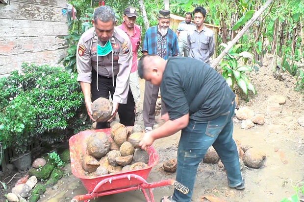 Ratusan Peluru Meriam...