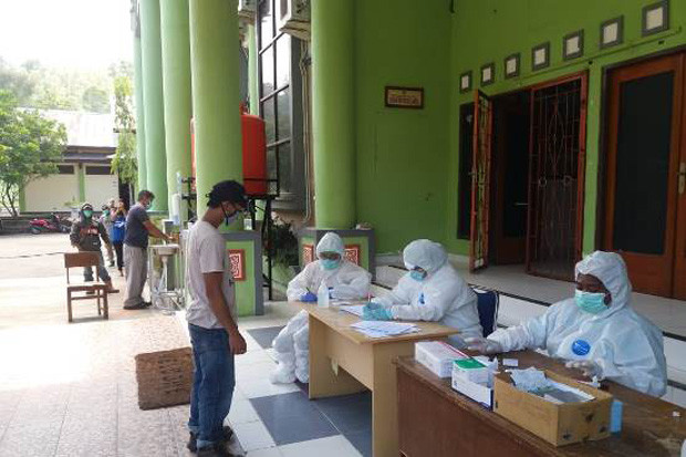 Tekan Penyebaran COVID-19,...