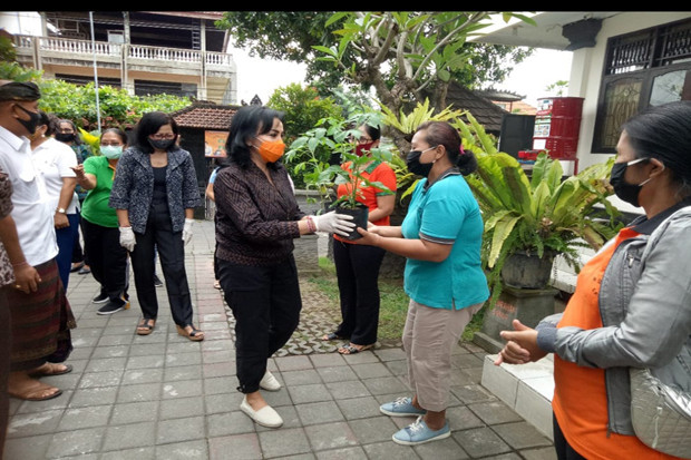 Manfaatkan Pekarangan...