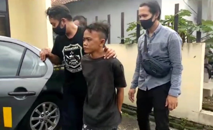 Pukul Korban Pakai Helm,...