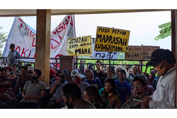 Warga Mojokerto Demo,...