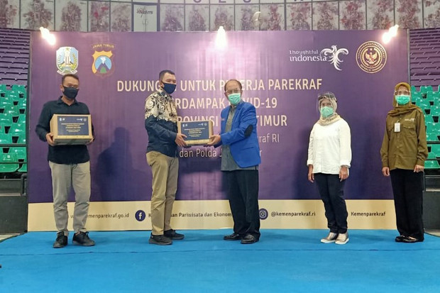 Kemenparekraf Serahkan...