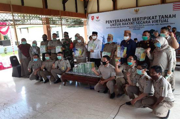 Bupati Hamim Serahkan...