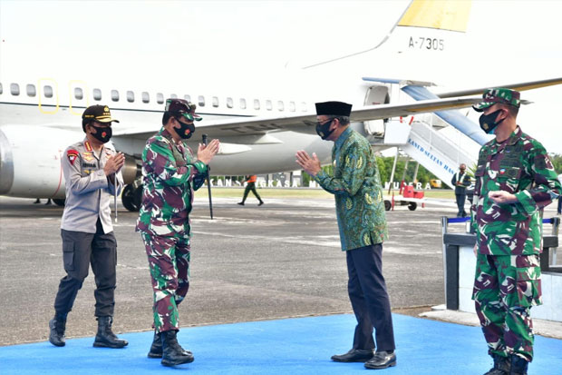 Gubernur Dampingi Panglima...