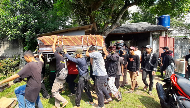 Pendiam dan Sangat Dekat...