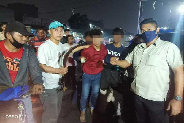 2 Remaja Bercelurit...