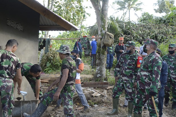 Rumah Warga Rusak Diterjang...