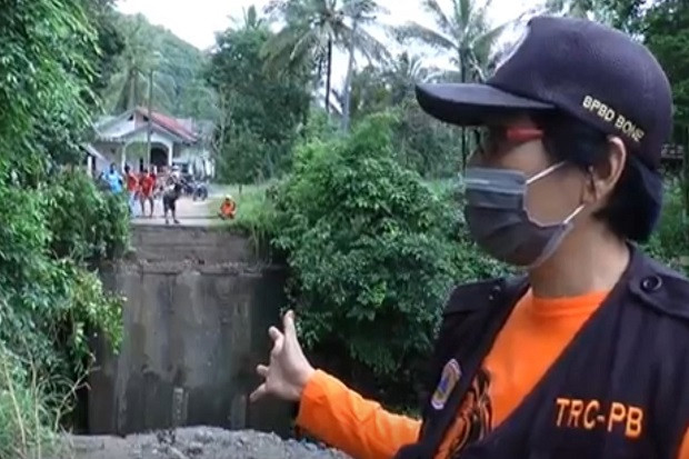 Hujan Deras, Jembatan...