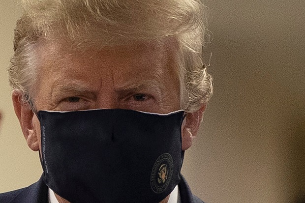 Trump Terlihat Gunakan...