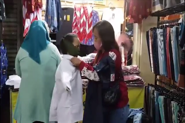 Pedagang Seragam Sekolah...