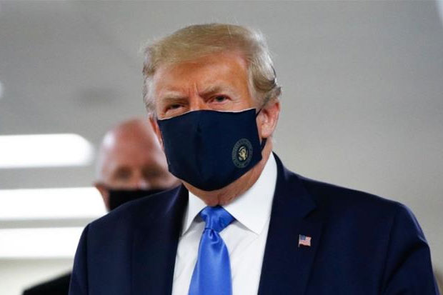 Trump Kenakan Masker...
