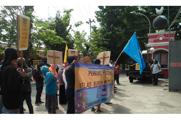 Di PHK Sepihak, Puluhan...