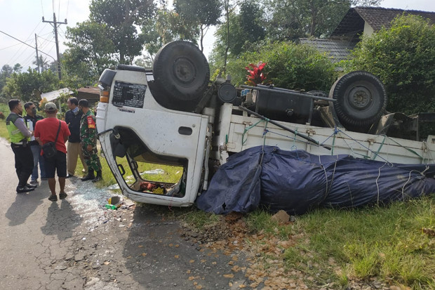 Dihantam Truk, Pengendara...