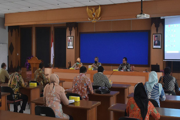 11 anggora Komisi II...